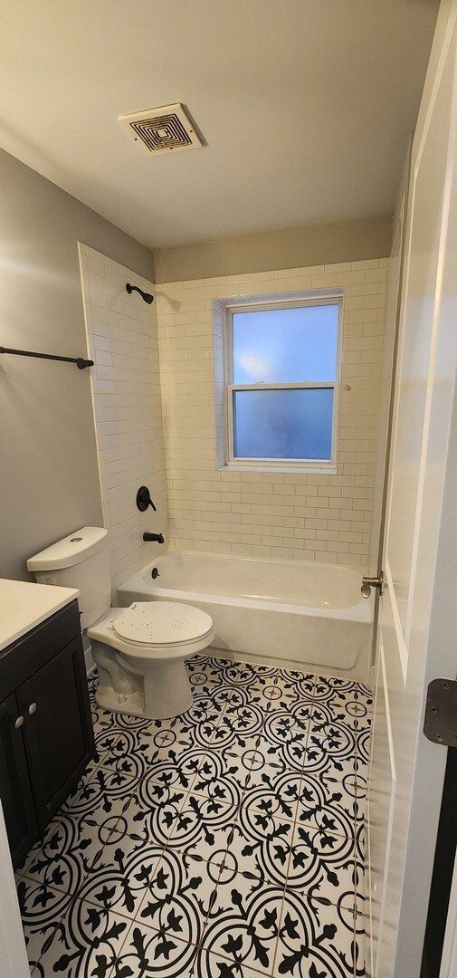 Building Photo - 7556 S Kenwood Ave