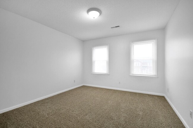 Building Photo - Pet Friendly Five Bedroom!