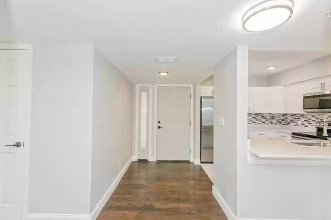 Entryway - 813 Pinewood Ct