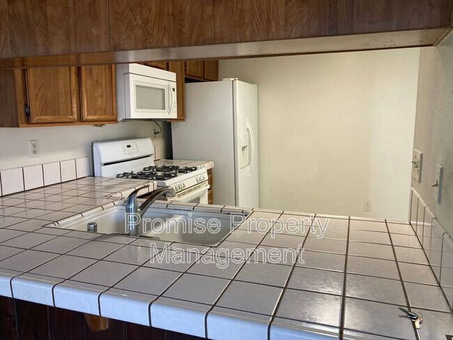 Building Photo - 274 Riverview Way