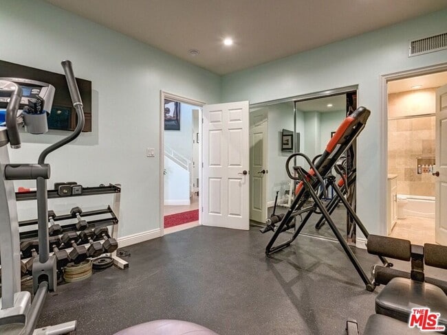 Building Photo - 129 Channel Pointe Mall