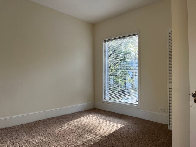 Building Photo - Very Spacious 2/2.5 Condo w/ Off-Street Pa...
