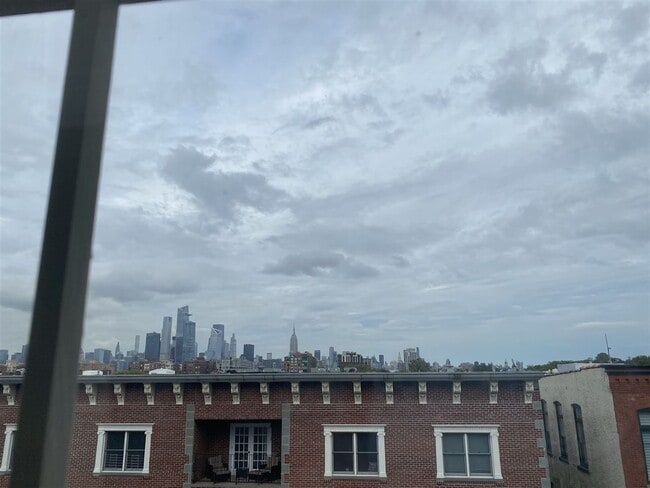 Building Photo - 1024 Clinton St