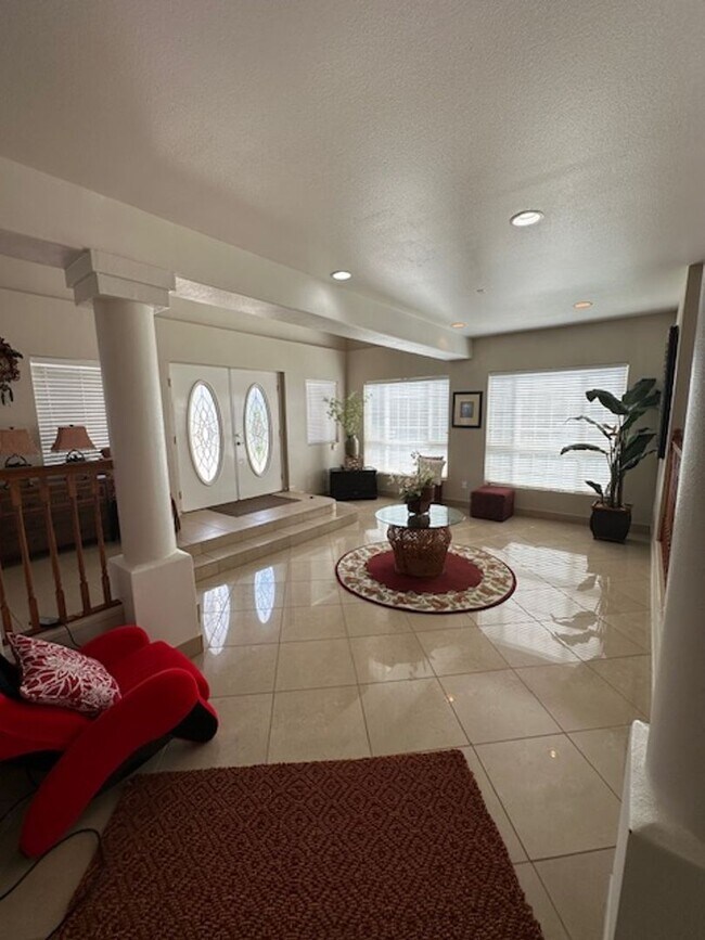 Building Photo - Single Family Executive Style Home in Gated Community