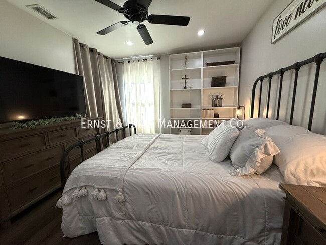 Building Photo - 1120 East E Street