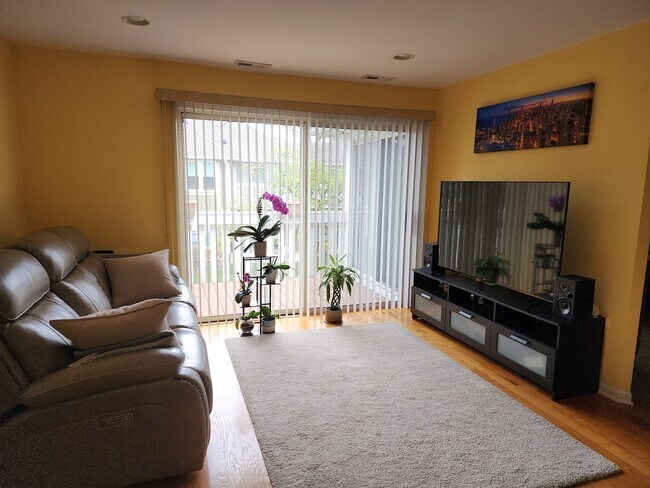 Building Photo - 1405 Clairmont Ct