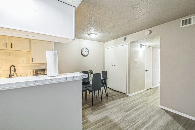 Building Photo - 2525 Thomason Cir