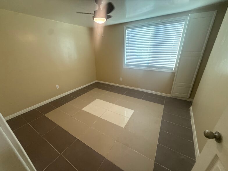 Building Photo - 4862 Palm Ave