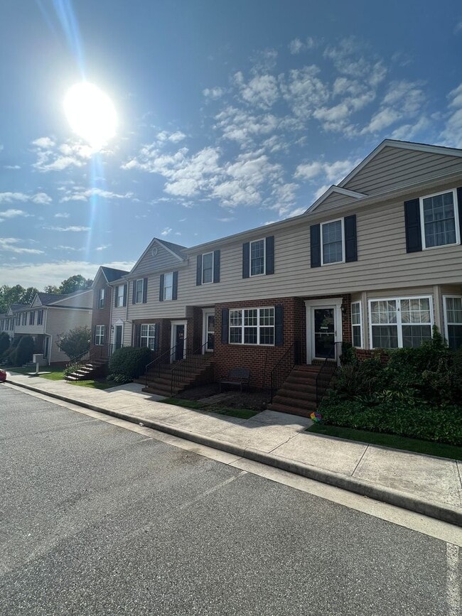 Building Photo - 4 Bedroom Town Home in Lynchburg