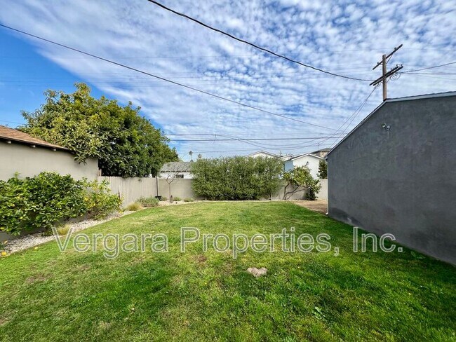 Building Photo - 6531 W 85th St