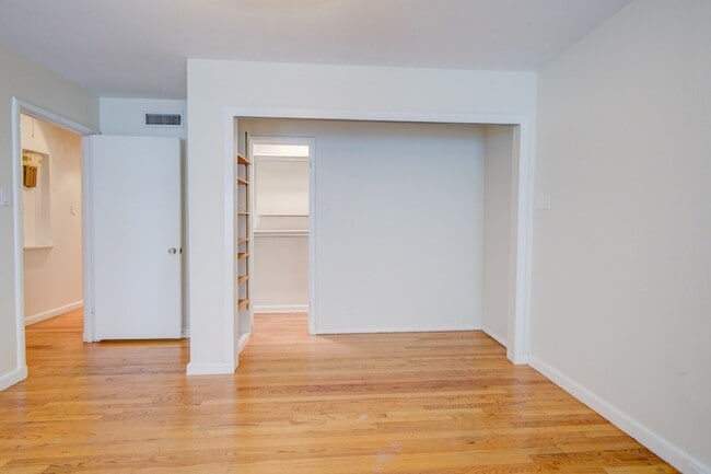 Building Photo - 6307 Kenwood Ave
