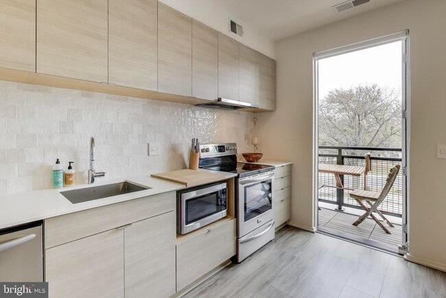 Building Photo - 1550 11th St NW