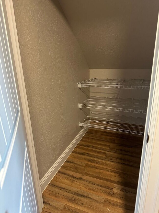 Building Photo - Amazing Price! Amazing Location!