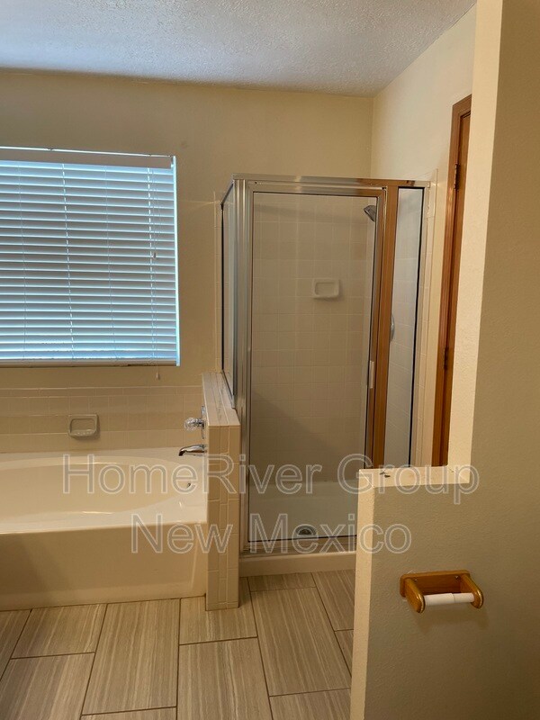 Building Photo - 2205 Sunstone Dr NW