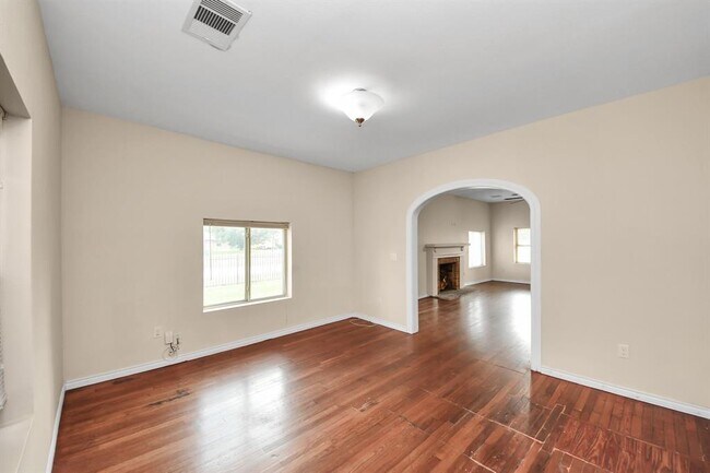 Building Photo - 909 S Victory St