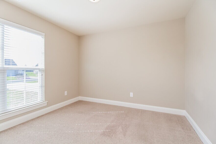 Building Photo - 8427 Manor Farm Dr