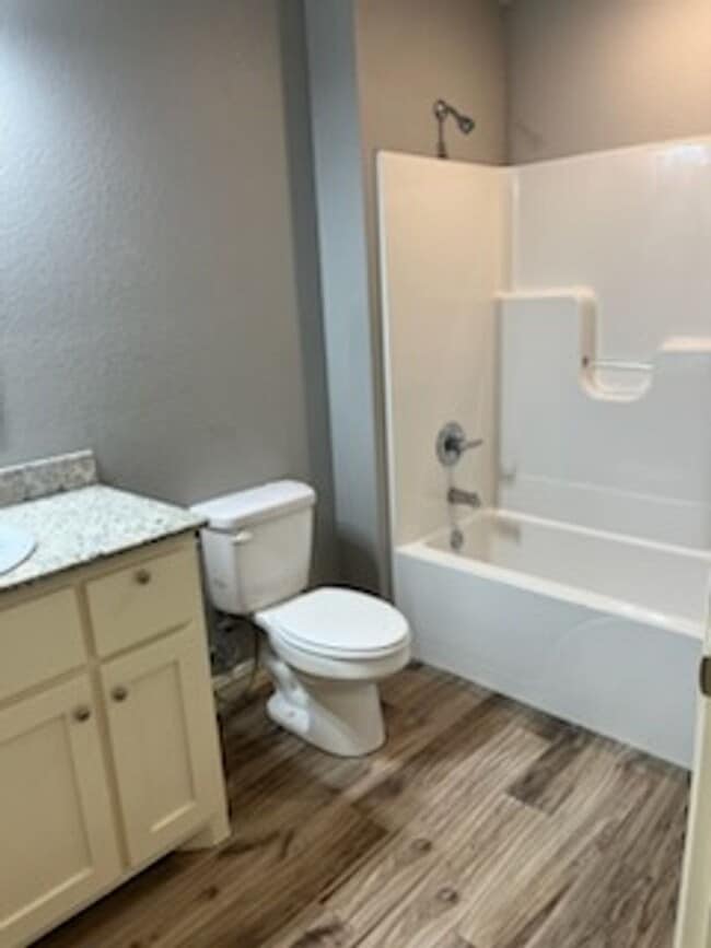 Building Photo - 3 bedroom Duplex with move in special