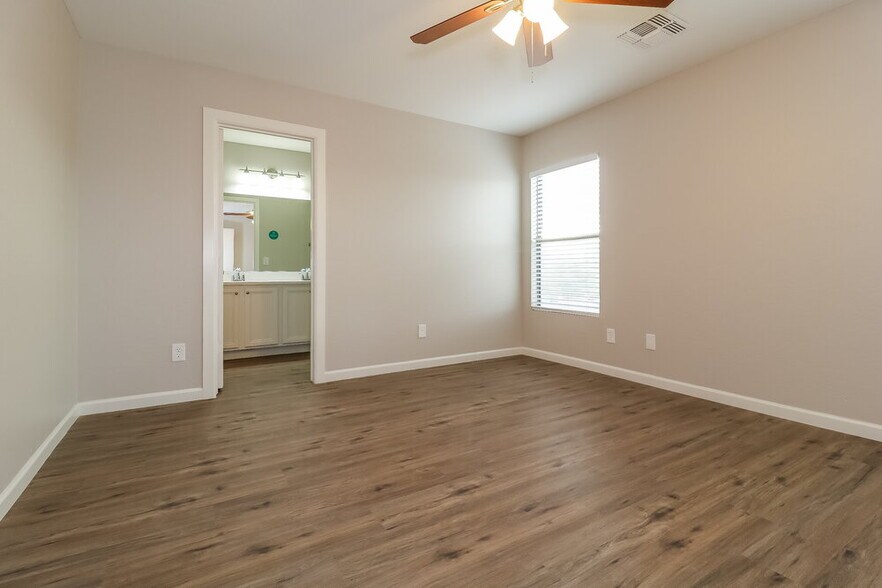 Building Photo - 12329 W Windrose Dr