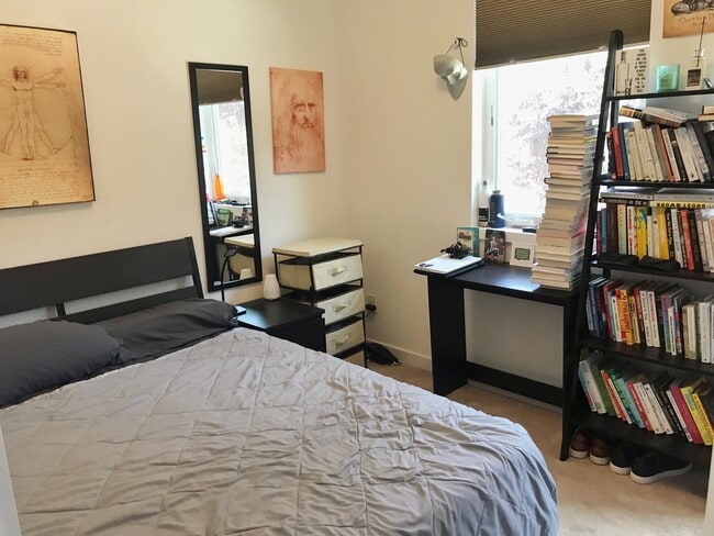 Building Photo - Gorgeous, Airy Townhome on Treelined Stree...
