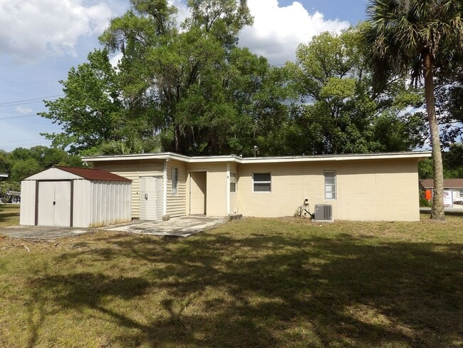 Building Photo - Orange City 3 Bedrooms 2 Bath 900 SQ FT Call Carole Arcaro 386-216-4900