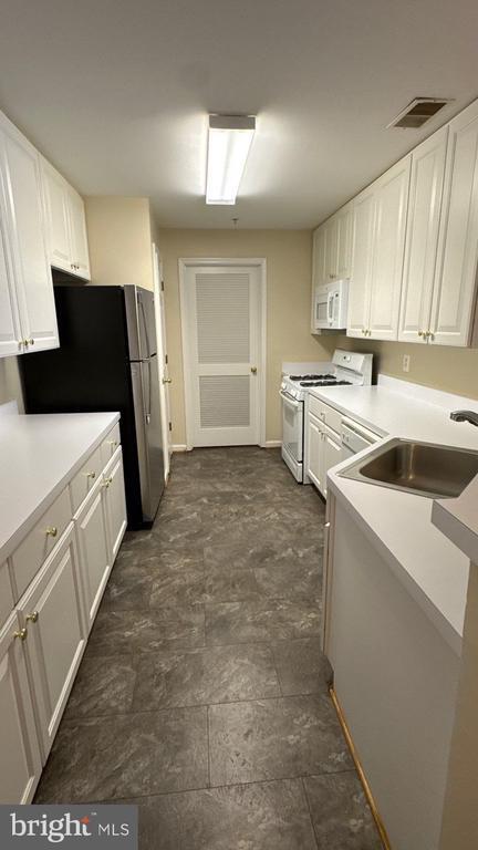 Building Photo - 10715 Symphony Way