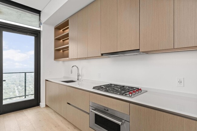 Building Photo - 610 Davis St