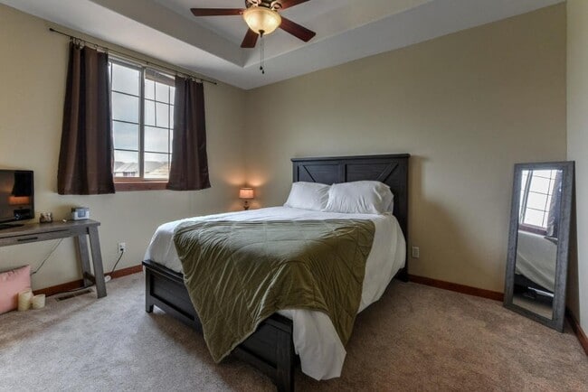 Building Photo - Beautiful 3 Bedroom 2.5 bathroom with gara...