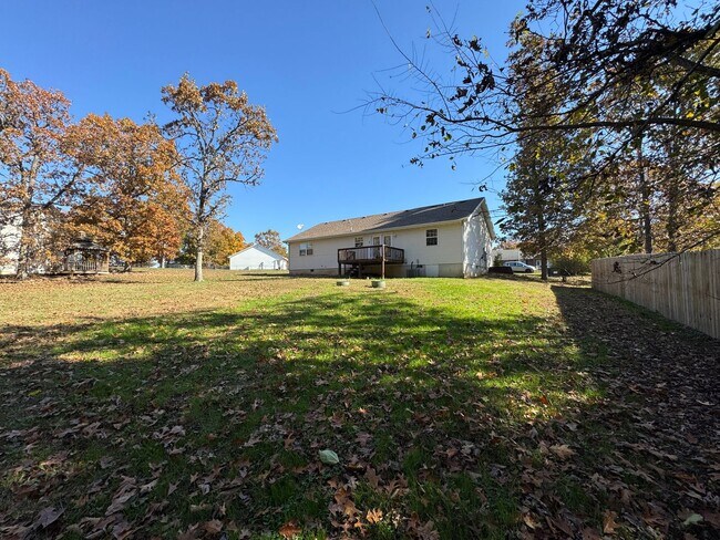 Building Photo - Freshly Painted Beautiful 3 Bedroom, 2 Bat...