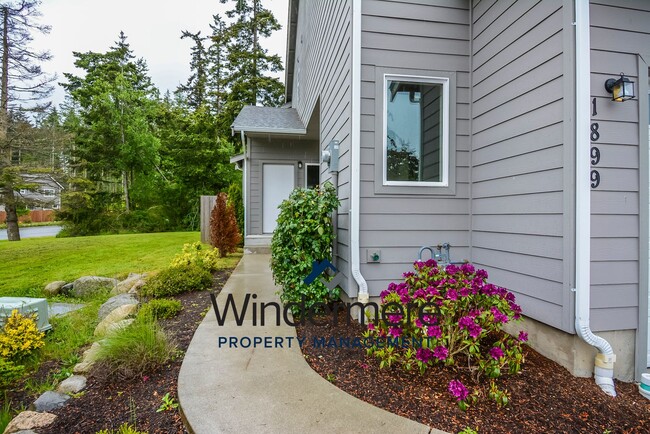 Building Photo - Newer Build 3 Bedroom 2.5 Bathroom Townhome