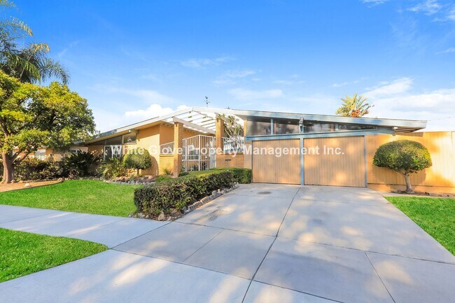 Building Photo - Spacious 4 Bedroom Anaheim Home