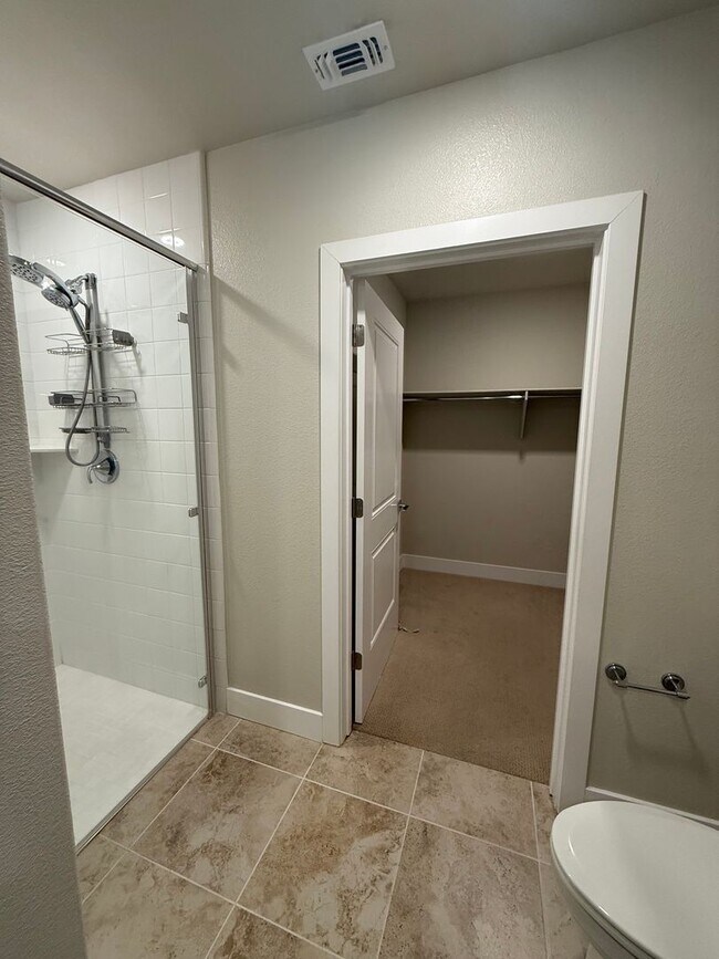 Building Photo - Premier 2/2 Condo in The Cannery