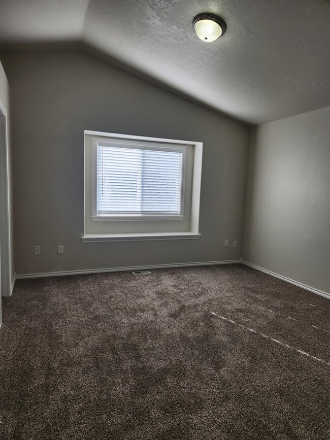 Building Photo - "Charming 4-Bedroom Boise Retreat with Cozy Fireplace and Spacious Living!"