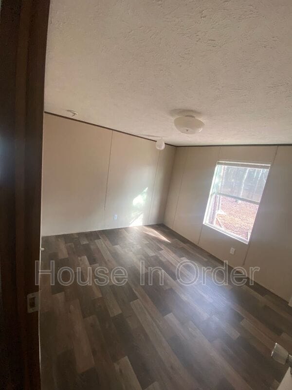 Building Photo - 124 Shamrock Park Dr