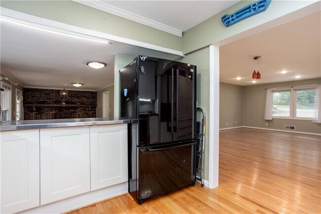 Building Photo - 4089 Longview Dr