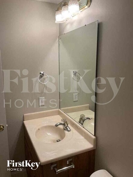 Building Photo - 811 Willow Ln