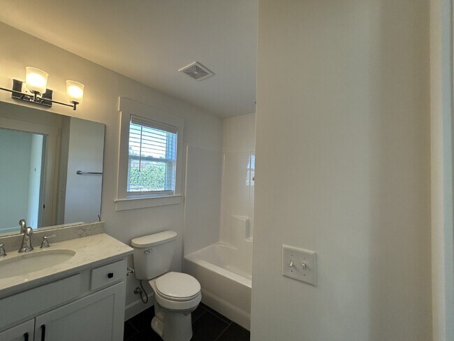 Building Photo - 2BD 2BA 3 STORY TOWNHOME FOR RENT