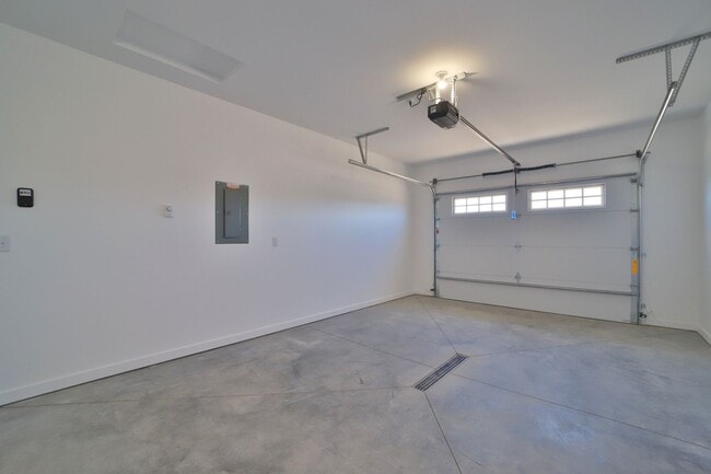 Building Photo - 750 Palomino Ave W