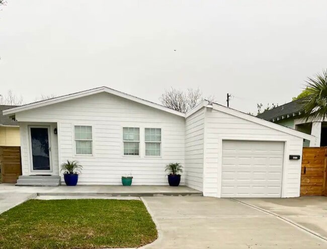 Primary Photo - 4312 Avenue O 1/2