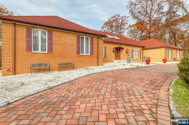 Building Photo - 91 Chestnut Ridge Rd