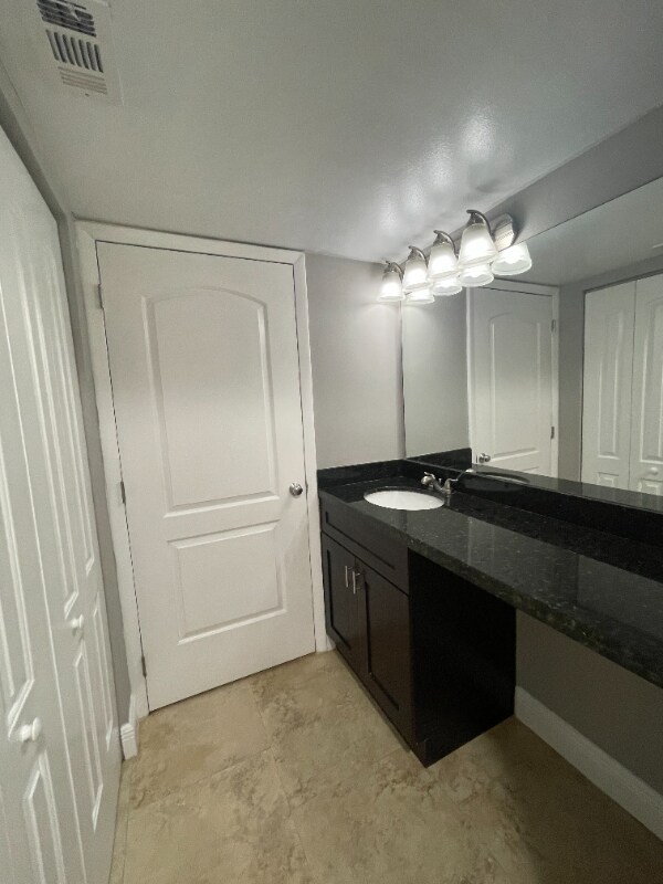 Building Photo - 2871 N Oakland Forest Dr