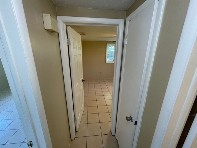 Building Photo - Cozy 3-Bedroom Home on a Corner Lot in Hol...