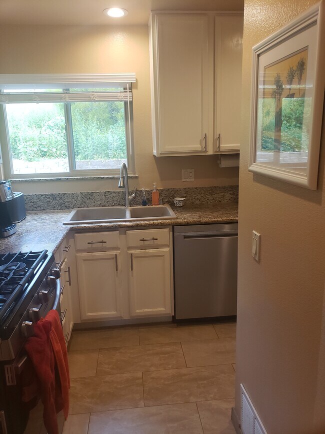 Granite counters, new SS appliances - 4564 Beverly Glen Dr