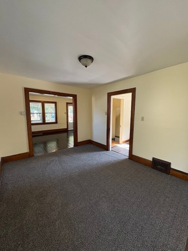Building Photo - Three bedroom one bathroom home for rent