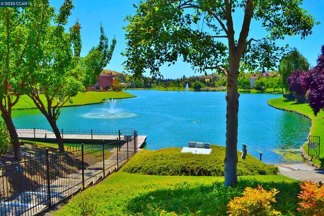 Building Photo - 6198 Lakeview Cir