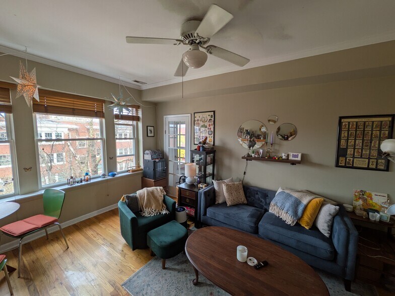 Building Photo - 1307 W North Shore Ave