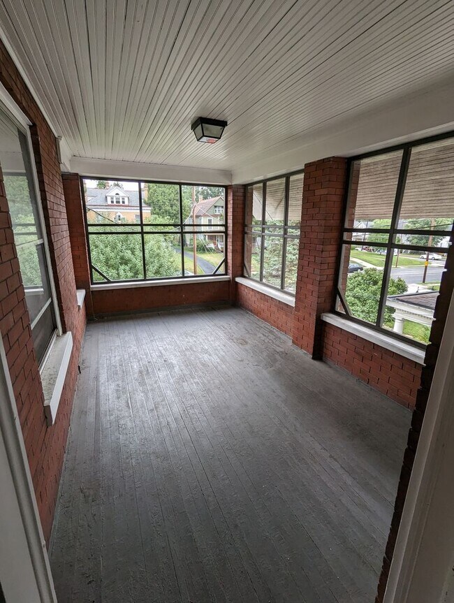 Building Photo - 2153 Slane Ave