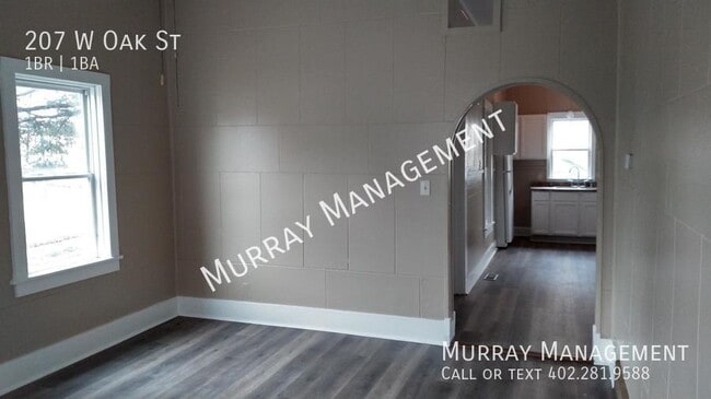 Building Photo - 207 W Oak St