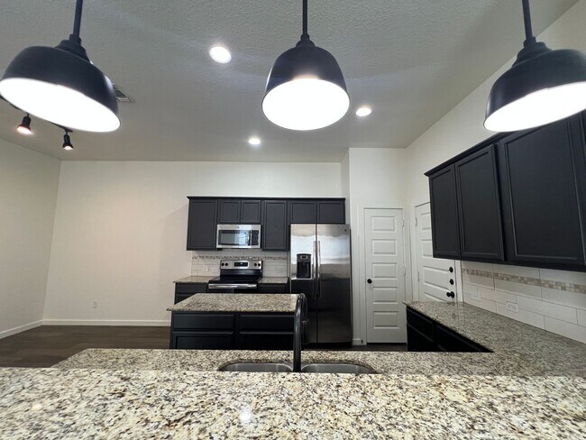 Building Photo - Luxury 3/2 duplex in NBTX
