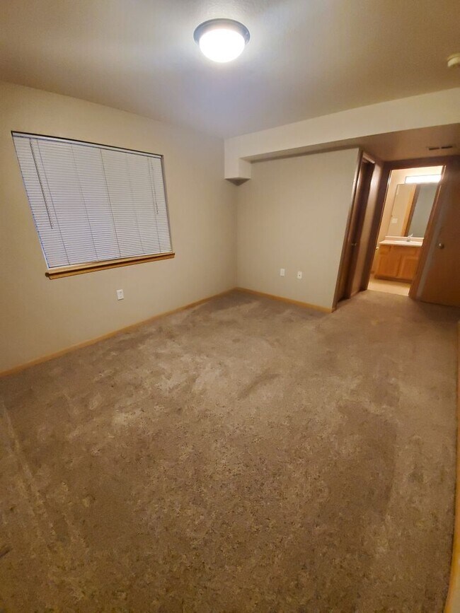 Building Photo - Cozy 2 Bed 2 Bath Condo