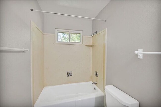 Building Photo - Spacious 5-Bedroom Home in Paradise Hills – North Grand Junction